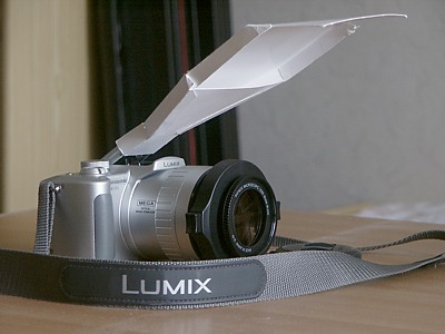 Panasonic FZ3 mit Raynox DCR-250 und Blitzumleiter